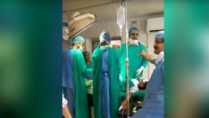 Un bebé muere en plena cesárea mientras dos médicos discuten entre ellos