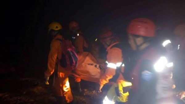Derrumbe de mina deja al menos seis fallecidos y decenas de personas atrapadas en Indonesia