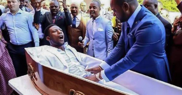 Demandan a pastor sudafricano por supuestamente resucitar hombre en funeral