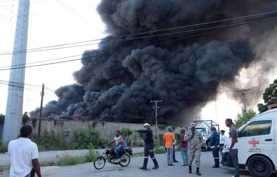 El fuego provocó una humareda que se podía percibir desde sectores del Distrito Nacional.