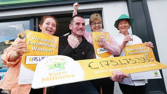 Familia irlandesa mantuvo boleto de lotería de 175 millones de euros debajo de un colchón