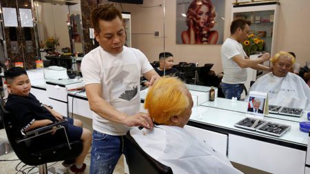 Barbería atiende gratis a quienes copien peinados de Trump y Kim Jong-Un