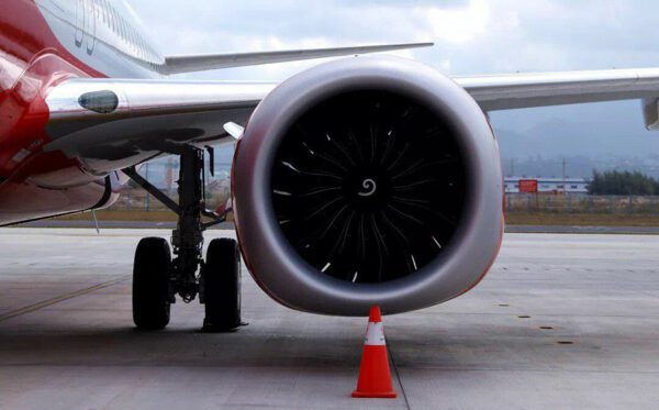 Demandan a un pasajero chino que lanzó monedas al motor de un avión para «tener un vuelo seguro»