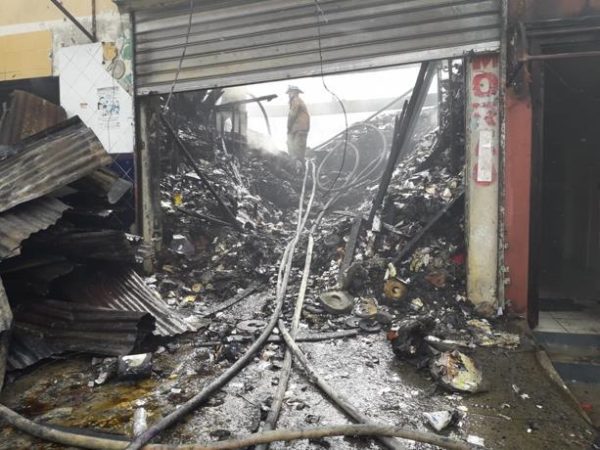 Fuego destruye una fábrica textil y varias viviendas en Santiago