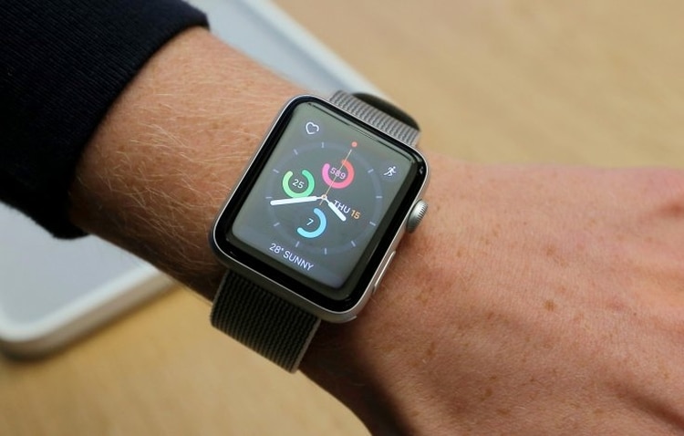 En los últimos tiempos se han puesto a la venta numerosos dispositivos electrónicos, como el Apple Watch (que aparece en la fotografía) capaces de monitorear la frecuencia cardíaca (Reuters)