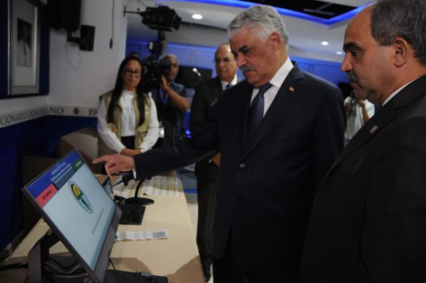 Pleno JCE realiza demostración del Voto Automatizado en el PRD, Miguel Vargas saluda iniciativa