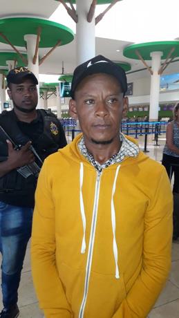 Apresan en aeropuerto de Punta Cana acusado de organizar viajes ilegales