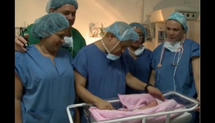 Bebé nace «embarazada» de su hermano gemelo y asombra al mundo científico