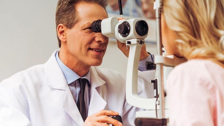 El progresivo deterioro de la visión generalmente transcurre sin ser detectado por el paciente (Getty)