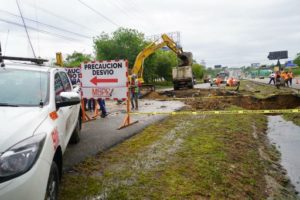 Obras públicas trabaja en arreglar hundimiento de tierra en la autopista Duarte