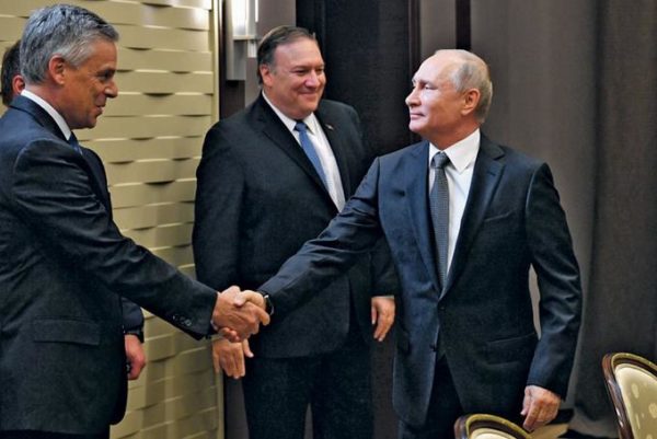 Vladimir Putin saluda al embajador Jon Huntsman mientras Pompeo observa.