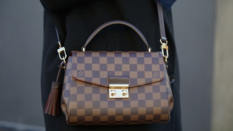 Las mini bags de Louis Vuitton con el cuero monogram marrón (Shutterstock)