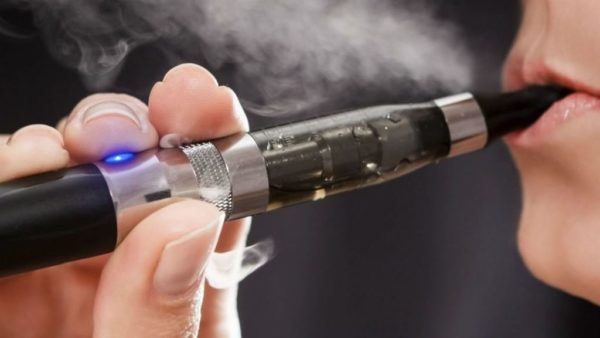 China prohibirá los cigarrillos electrónicos de sabores a partir de octubre
