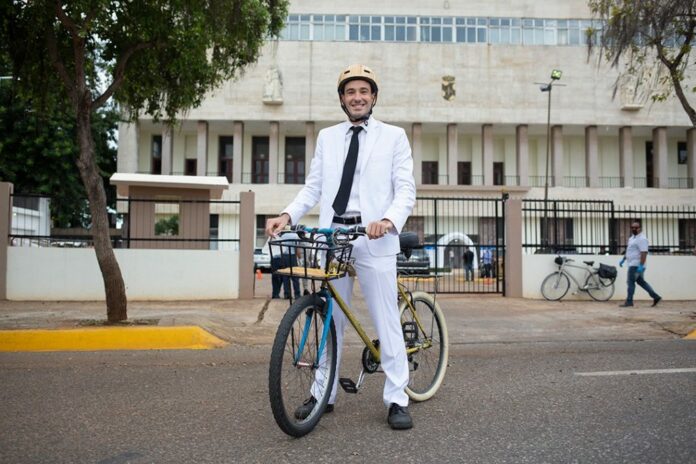 Regidor llega en bicicleta a su toma de posesión al ADN