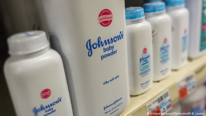 Johnson & Johnson suspende la venta de sus polvos de talco