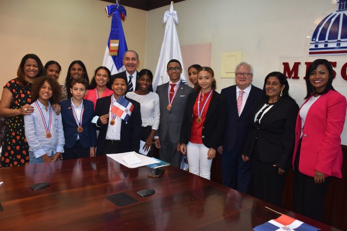Ministerio de Educación Superior ofrece becas dominicanas residentes en España