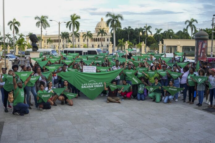 Concentración frente al Palacio Nacional reiteró lucha a favor del aborto legal y seguro