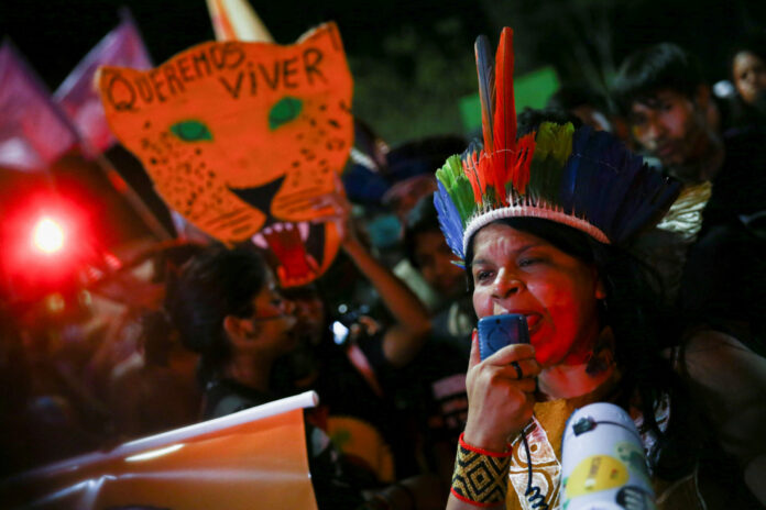 5 indígenas hacen historia al ser elegidos diputados en Brasil