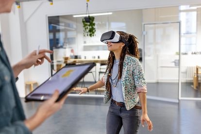 Una joven prueba unas gafas de realidad virtual en una oficina. 