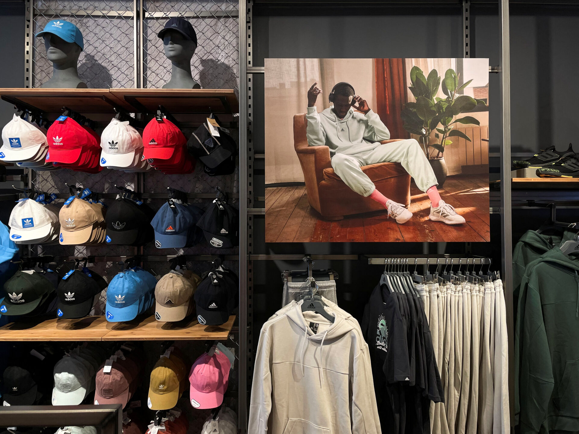 Productos de Adidas en una tienda en Nueva York (REUTERS/Shannon Stapleton)