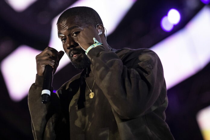 Restringen redes de Kanye West por publicar mensajes antisemitas