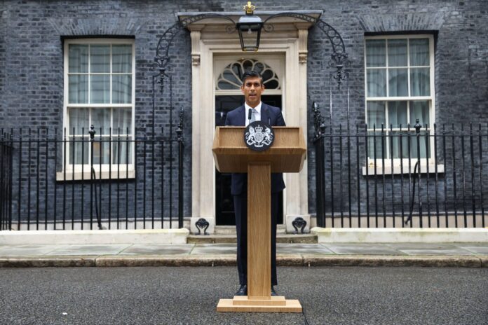 Rishi Sunak asumie el cargo como nuevo premier británico