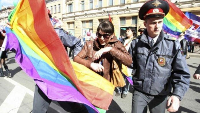 Rusia prohibirá toda difusión de películas, libros y series LGBTQ