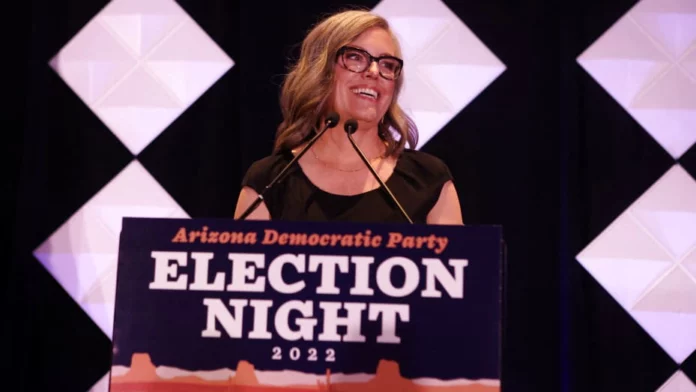 Katie Hobbs derrota a una aliada de Donald Trump en elecciones de Arizona
