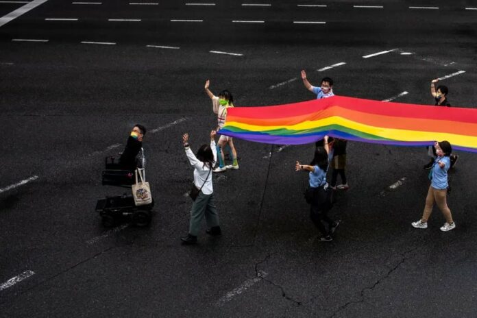Tokio comienza a expedir certificados para reconocer a parejas LGBT