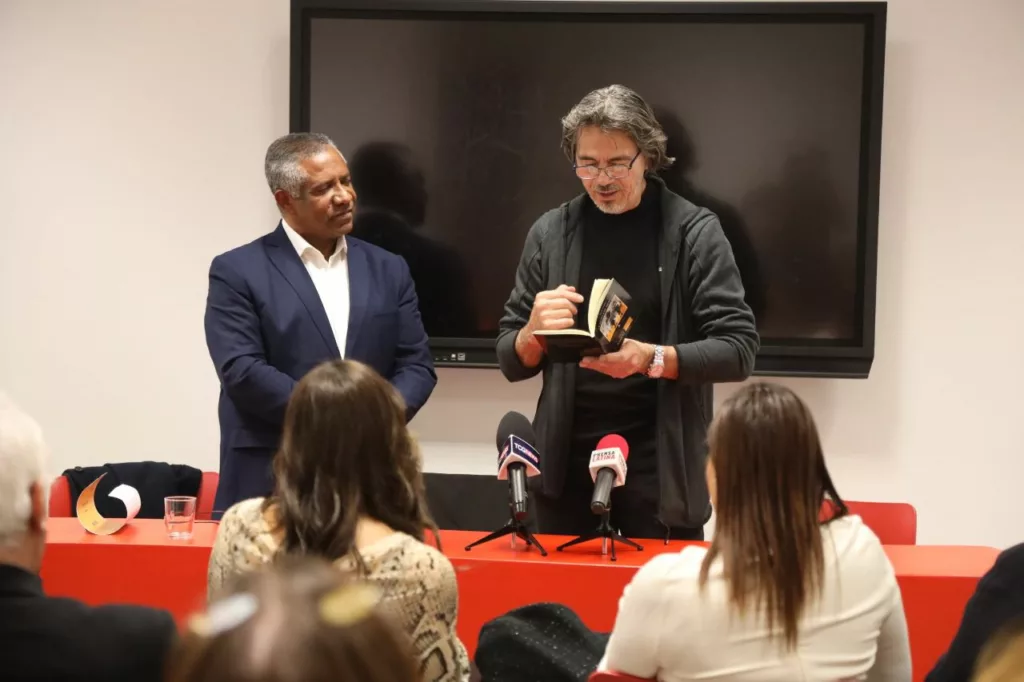 Escritor dominicano recibe premio internacional en Milán, Italia
