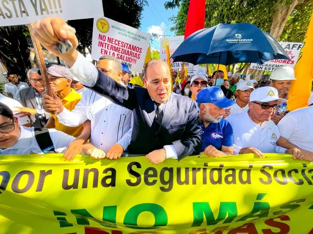 Médicos, abogados y profesores vuelven a las calles para reclamar eliminación de las ARS y las AFP