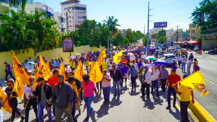 Médicos, abogados y profesores vuelven a las calles para reclamar eliminación de las ARS y las AFP