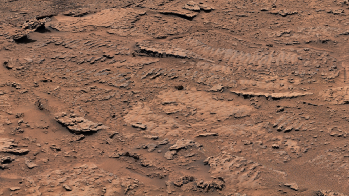 El róver Curiosity tropieza con rocas onduladas en Marte