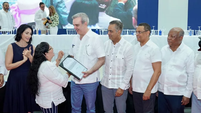 Presidente Luis Abinader entrega 200 de 385 Títulos de Propiedad en Pedernales