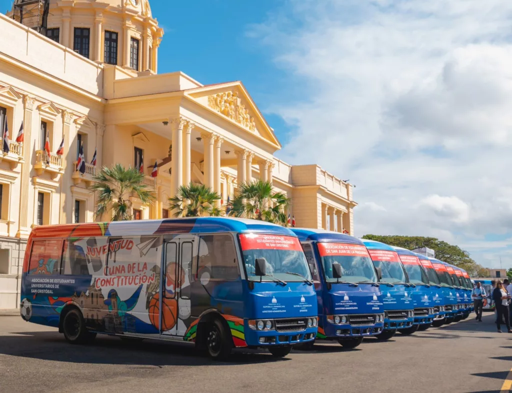 Gobierno entrega 50 autobuses a asociaciones de estudiantes
