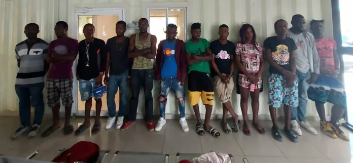 Agentes de Migración apresan Jeepeta y conductor transportaba 13 haitianos ilegales