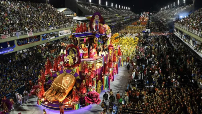 El carnaval de Brasil busca crear un récord de 46 millones de personas bailando