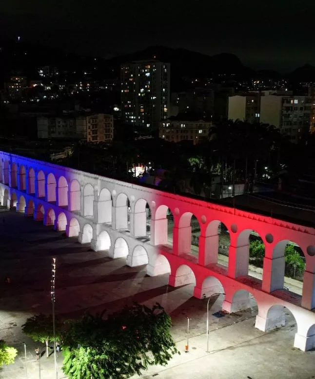 Colores bandera dominicana iluminan Arcos de Lapa en Río de Janeiro, Brasil