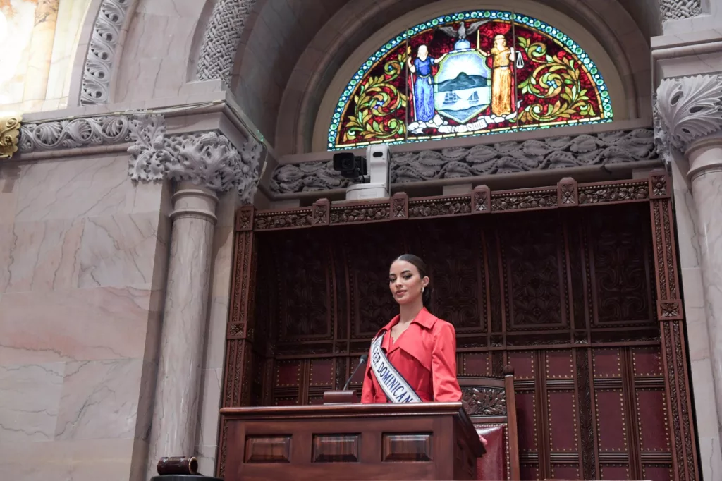 Cónsul dominicano y Miss Universo RD reciben resolución del Senado del Estado de NY