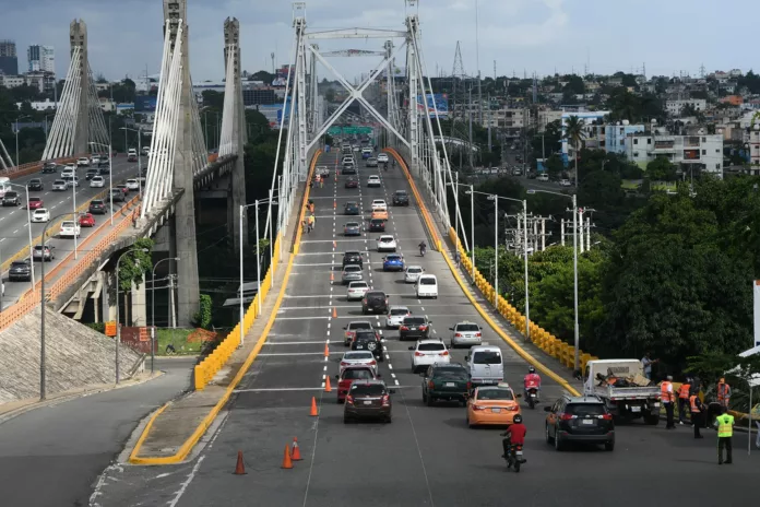Obras Públicas garantiza corregirá falla en juntas del puente Duarte