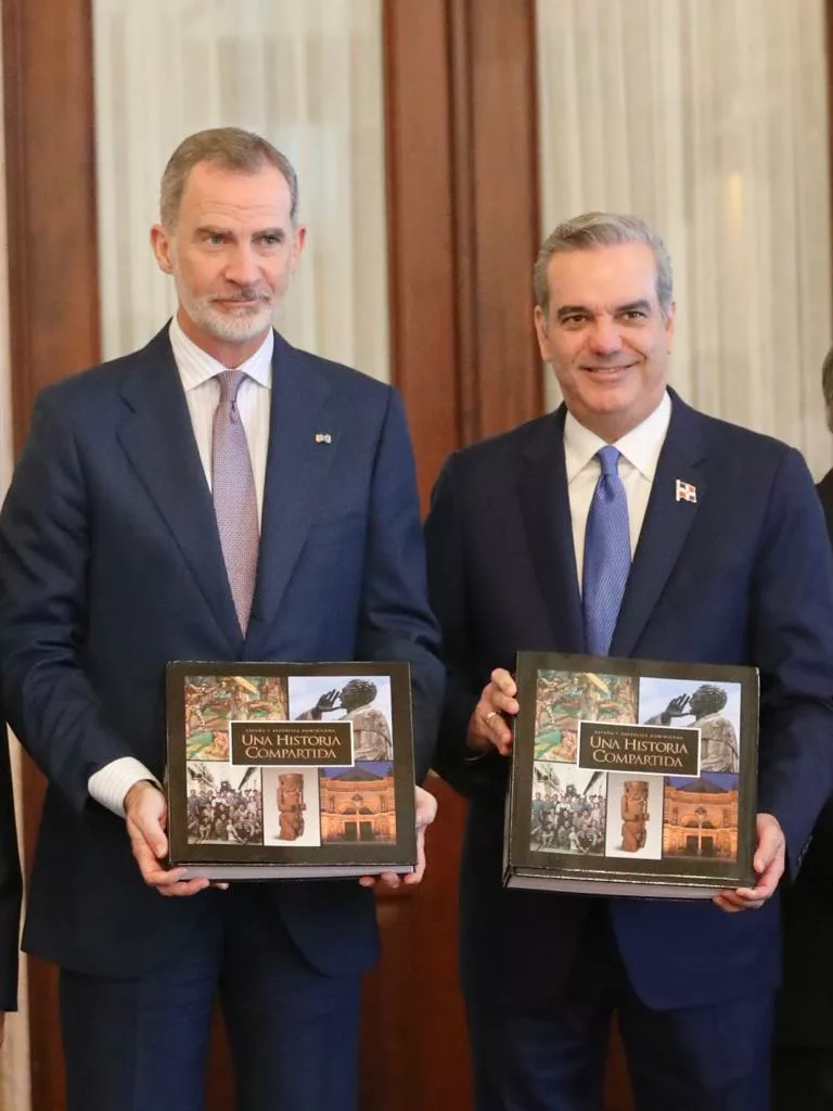 Presidente Abinader recibe visita de cortesía del Rey de España
