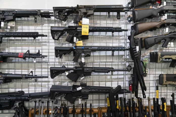 Biden tomó medidas para endurecer la compra y venta de armas en Estados Unidos