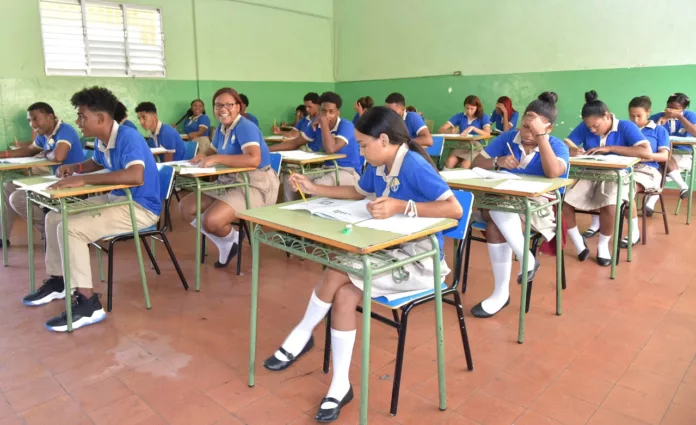 Ministerio de Educación cambiará uniformes en las escuelas públicas