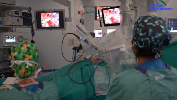 Realizan el primer trasplante pulmonar con un robot sin abrir el tórax