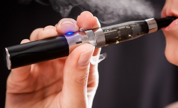 El líquido mentolado de los cigarrillos electrónicos es tóxico y dañino para los pulmones