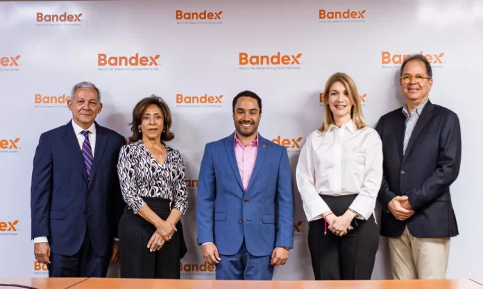 FONDESA Y BANDEX firman acuerdo para créditos educativos