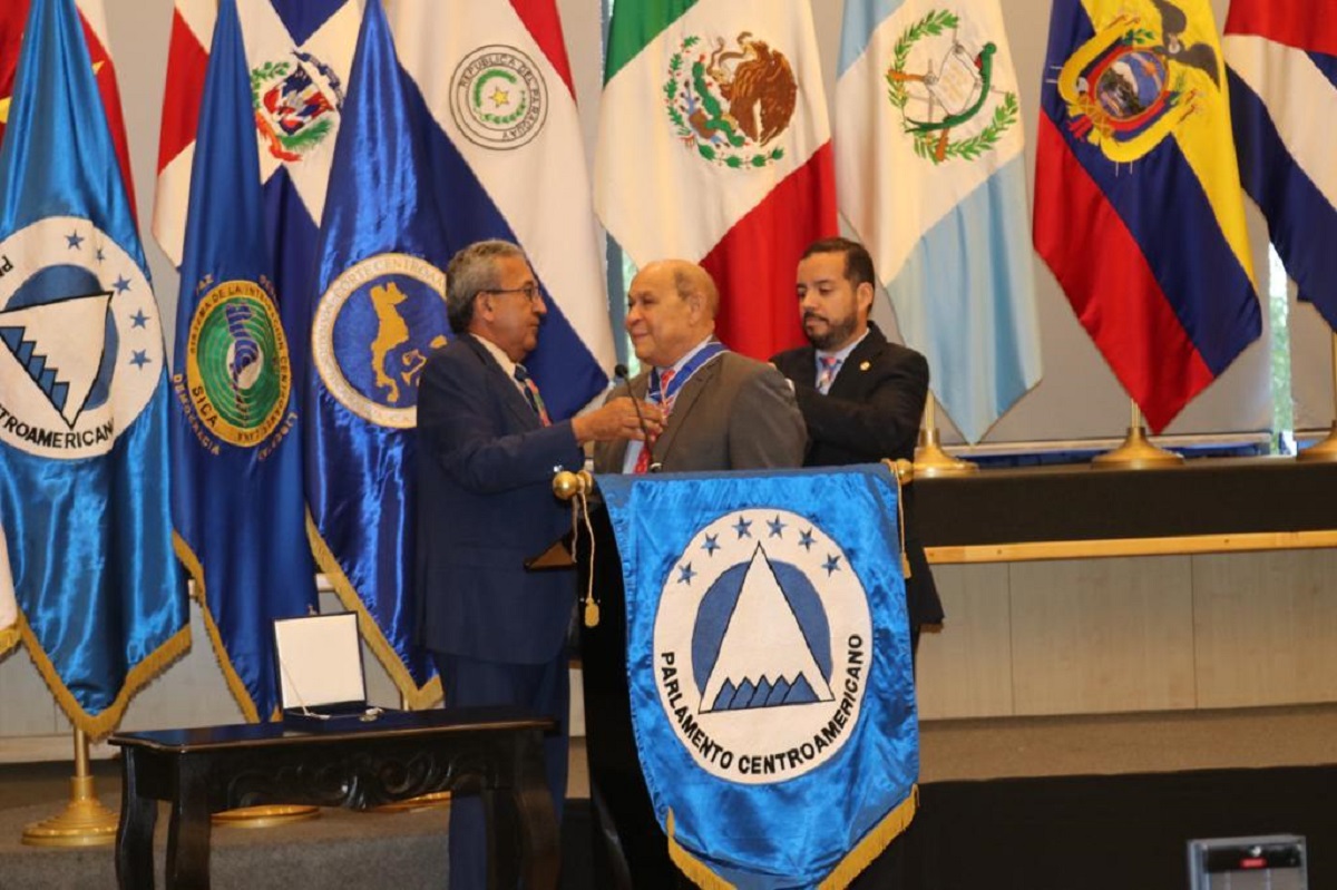El Parlacen reconoce a Rafael Santos, director del INFOTEP