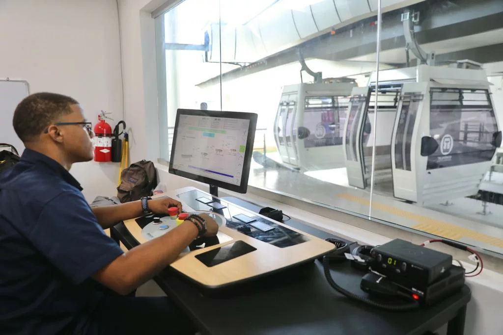Abinader inaugura moderno, veloz y potente teleférico en Los Alcarrizos