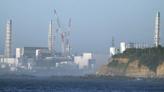 Japón comienza a verter al océano el agua de Fukushima