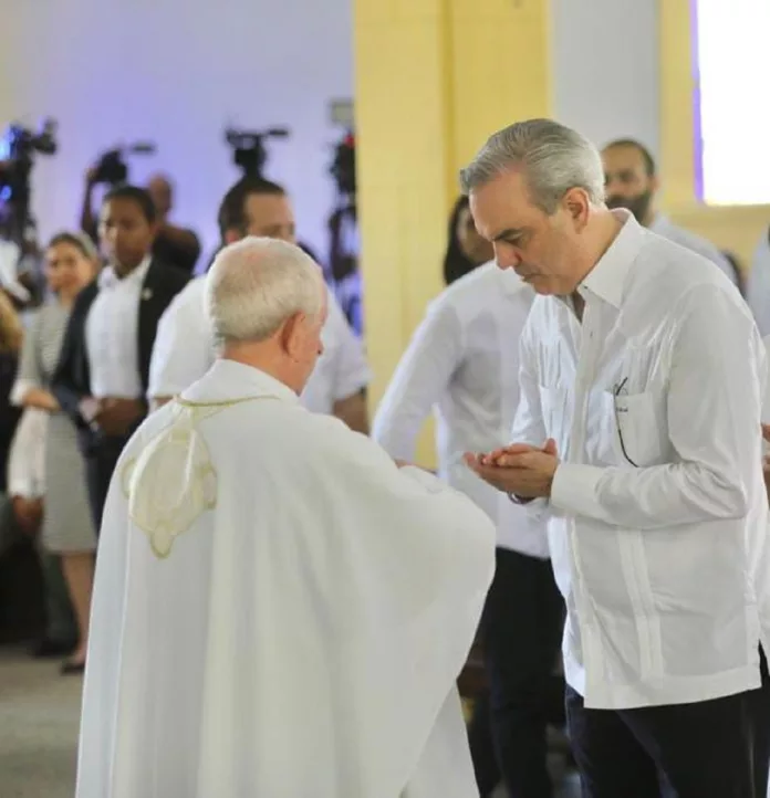 Presidente Abinader participa de eucaristía en memoria fallecidos por explosión en San Cristóbal